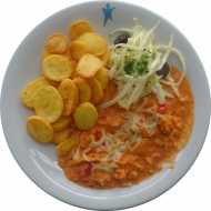 Hähnchengyros in Metaxasoße mit Paprika, Zwiebel und Knoblauch (19,49) dazu Kartoffelchips und kleiner Weißkrautsalat mit Lauchröllchen