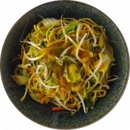 'Bami Goreng' mit Bratnudeln, Sojasprossen, Chinakohl, Sherry und Gemüse (2,18,24,49,81) dazu 'Flying Goose'- Chili Creme (1,2,3,4,18,22)
