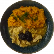'Puten-Tajine' mit Mandeln und Backpflaumen-Topping (2,19,49,71) dazu Couscous mit Gemüsestreifen (21,81)