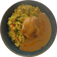 Gebratenes-Erdnuss-Chili-Hähnchen (17,18, 81) dazu Couscous mit Gemüsestreifen (21,81)