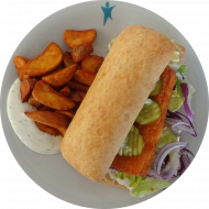 'Neptunburger' mit gebackenem Seelachs, Remoulade, Gewürzgurke und roter Zwiebel (1,2,9,15,16,19,81) dazu Kartoffelspalten 