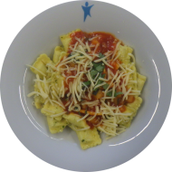 Ravioli mit 'Spinat-Käse-Füllung' (15,19,47) mit 'Sauce à la julienne' (19,21,81) dazu geriebener Gouda (19)