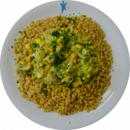 Kleine Portion: 'Spicy Green' Curry mit Brokkoli, Süßkartoffel, Champignons und Kokosmilch (2,3,18), dazu gebratener Zartweizen (81)