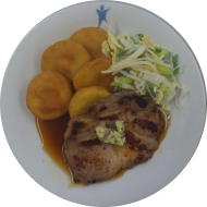 Schweinesteak 'Calvados' mit französischer Zwiebelbutter (1,19,22,24,48,49) an Bratenjus dazu gebackene Macairekartoffeln (81) und Salatgarnitur 