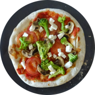 Pizza 'Kap Verde' mit Brokkoli, frischen Tomaten, Champignons und Reiberei (1,81)