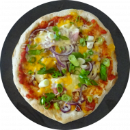 Sie können aus 6 verschiedenen Pizzavariationen wählen. Heutige Tagesempfehlung: Pizza 'Winchester' mit Hähnchenbrust, knusprigem Bacon und roten Zwiebeln (2,8,19,81)