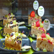 Du hast Bock auf ein Stück Kuchen danach? Dann hols Dir aus der Torten- und Kuchenvitrine in der cafete⁵⁵! Hier findet jeder das passende Stück.