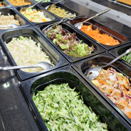 Bedienen Sie sich aus unserer reichhaltig und abwechsungsreich gefüllten Salatbar. Bei uns finden Sie u.a. Mischsalate, Spezialitäten, Monosalate und eine Vielzahl von Toppings. Lassen Sie es sich schmecken.