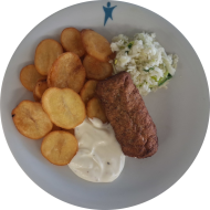Hirtenrolle mit Frischkäsefüllung (15,18,19,49,81) und Zitronen-Pfeffer-Aioli (22) dazu gebackene Knoblauchkartoffeln (49) und Weißkrautsalat mit Lauchröllchen