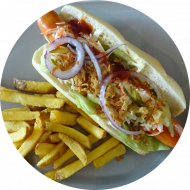 StreetFood: Big Dog mit Wurst, Röstzwiebeln, Gewürzgurke und Spezialsoße (1,2,3,9,19,22,23,81,83) dazu als Menüoption Pommes und House-Dip (9,22)