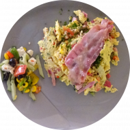 Frühstück in der cafete⁵⁵: 'Nischlplatte' - frisches Rührei mit und ohne Bacon, Brötchen und Butter (1,2,3,15,19,81,83) dazu ein Heißgetränk 0,2l