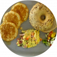 Frühstück in der cafete⁵⁵: 'Canadian Breakfast' - frische Pancakes mit Ahornsirup, Rührei mit/ohne Schinken, Bagel, Butter (2,3,15,19,23,49,81,82,83), dazu ein Heißgetränk 0,2l (dieses Angebot ist auch komplett vegan erhältlich)