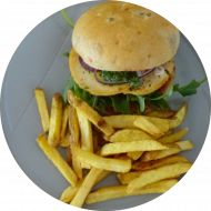 Burger 'Zyprus' mit Grillkäse, Rucola, roter Zwiebel, Pesto und Tomatensugo (19,81,82) dazu als Menüoption: verschiedene Pommes und House-Dip (9,22)