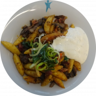 'Lausitzer' Schupfnudelpfanne mit Pilzen und Kasslerwürfel (2,3,8,15,21,81) dazu Kräuter-Quark-Dip (19)