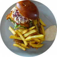 Sie können aus 6 verschiedenen Burgervariationen wählen. Heutige Tagesempfehlung: Burger 'Normandie' mit Hähnchenschnitzel, Camembert, Feldsalat, Preiselbeeren und Dijonmajo (15,19,22,81) - Menüoption: verschiedene Pommes und House-Dip (9,22)