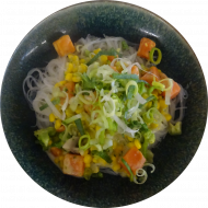 'Spicy Green Curry' mit Brokkoli, Süßkartoffel, Champignons und Kokosmilch (2,3,18) dazu asiatische Glasnudeln (2,18,81)