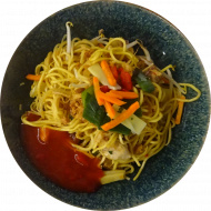 StreetFood: Chinesische Bratnudelpfanne mit Hähnchenstreifen aus dem Wok (2,15,18,81) an süß-scharfen Aisa-Dip (9,49)