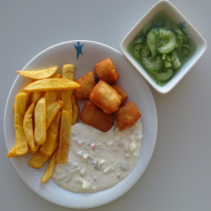 Fish'n Chips an würziger Remouladensoße (9,15,16,19,56,81) und kleiner Gurkensalat mit Dill