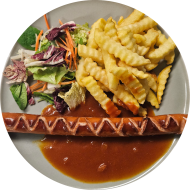 Currywurst an fruchtiger Currysoße (1,2,3,8,9) mit Pommes frites und Salatgarnitur