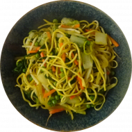 'Bami Goreng' mit Bratnudeln, Chinakohl, Gemüse, Sojasprossen und Sherry (2,18,21,24,49,81) dazu 'Flying Goose'- Chili Creme (1,2,3,4,18,22)