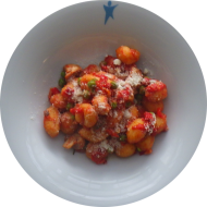 Kleine Portion: Gebratene Gnocchi mit buntem Gemüse und Tomaten dazu geriebener Hartkäse (15,19)