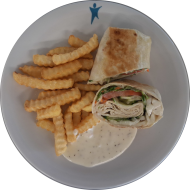 Wrap mit mariniertem Halloumi, Tomate, Gurke und Eisberg (3,15,19,22,81) dazu Pommes frites