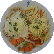 Pastabar (81) mit Tomaten-Thymian-Oregano-Soße (81) oder Schmelzkäsesoße (1,19,81) dazu geriebener Gouda (19) oder Reiberei (1) und buntes Gemüse