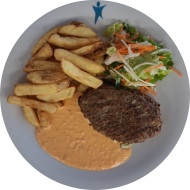 Großes Hacksteak (15,81) und hausgemachtem Ajvar-Dip (19) dazu Rustico frites und Salatgarnitur