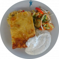 Kartoffelauflauf mit Hirtenkäse und Paprika (15,19) an Dillschmand (19) und Salatgarnitur