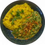 Kichererbsencurry mit Spinat, Möhren und Röstzwiebeln (18,81) mit Zitronenbulgur (81)