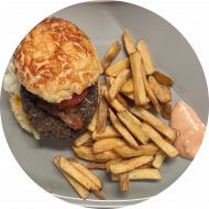 Sie können aus 5 verschiedenen Burgervariationen wählen. Heutige Tagesempfehlung: Burger 'Texas' mit Salat, Peperoni, Röstzwiebeln, Bacon und BBQ Sauce (2,3,21,22,81,83) dazu als Menüoption Pommes und House-Dip (9,22)