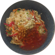 'Nasi Goreng' mit Paprika, Zucchini, Möhren und Erbsen mit pikanter Soße, on Top Röstzwiebeln (2,17,18,23,49,74,81)