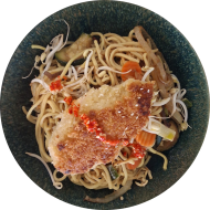 Japanisches 'Chicken Katsu' Hähnchen im Pankomantel in Curry-Sojasoße mit Ingwer und Knoblauch (2,15,18,23,49,81) auf Bratnudeln mit Chinagemüse, Karotten, Paprika, Zucchini und Sprossen (2,18,81)
