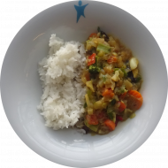 Kleine Portion: 'Navrathan Khani' - indisches Gemüsecurry mit Blumenkohl, Möhren und Brokkoli (2,3,18,81) dazu Jasmin-Duftreis