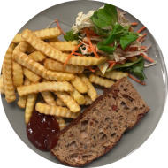 Grillabend: Mariniertes Seitansteak (49,81) an Currysoße (1,2,9,10,11) dazu frittierte Kartoffelstäbchen und Salatgarnitur