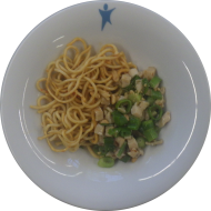 Kleine Portion: Chinesisches Chicken Kung Pao mit gerösteten Erdnüssen, Chili, Knoblauch und Frühlingslauch (2,17,18,44,49,54,81) dazu chinesische Bratnudeln (2,18,81)