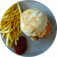 Sie können aus 5 verschiedenen Burgervariationen wählen. Heutige Tagesempfehlung: Burger 'BBQ Pulled-Pork' mit Cole Slaw, Eisberg und Gewürzgurke (1,2,9,21,22,23,81,83) dazu als Menüoption Pommes und House-Dip (9,22)