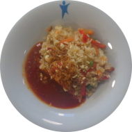 Kleine Portion: 'Nasi Goreng' mit Paprika, Zucchini, Möhren und Erbsen mit pikanter Soße, on Top Röstzwiebeln (2,17,18,23,49,74,81)