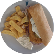 Ciabattaburger mit paniertem Seelachs, Remoulade, Gewürzgurke und roter Zwiebel (1,2,9,15,16,19,81,83) dazu Steakhouse Pommes