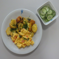 Rührei mit Tomate und Basilikum (1,15) dazu Bratkartoffeln und kleiner Gurkensalat mit Dill