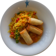 Kleine Portion: Bunte Gemüse-Paella mit 3 Minifrühlingsrollen (18,81) dazu süß-scharfer Asia-Dip (9)