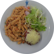 Frikadelle mit Käse überbacken und Ketchup (9,15,19,22,81,83) dazu italienischer Nudelsalat (9,15,81) und Salatgarnitur