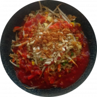 'Nasi Goreng' mit Paprika,Chinakohl, Möhren und Erbsen dazu pikanter Dip on Top Röstzwiebeln (2,17,18,23,49,74,81). 