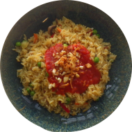 'Nasi Goreng' mit Paprika, Zucchini, Möhren und Erbsen, dazu pikante Soße on Top Röstzwiebeln (2,17,18,23,49,74,81)