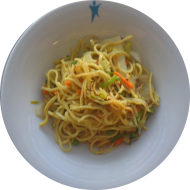 Kleine Portion: 'Bami Goreng' mit Bratnudeln, Sojasprossen, Chinakohl, Gemüse und Sherry (2,18,21,24,49,81) dazu 'Flying Goose'- Chili Creme (1,2,3,4,18,22)