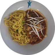 Feuriges Gemüse-Rindfleisch-Curry mit Sprossen, Champignons und Weißkohl dazu gebratene Mienudeln (2,18,81)