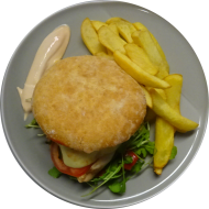 Sie können aus 6 verschiedenen Burgervariationen wählen. Heutige Tagesempfehlung: Burger Italia mit gebratener Hähnchenbrust, Tomate, Rucola und Mozzarella (9,19,81,83) dazu als Menüoption verschiedene Pommes und House-Dip (9,22)