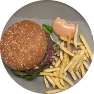 Sie können aus 5 verschiedenen Burgervariationen wählen. Heutige Tagesempfehlung: 'Classic Beef-Burger' mit saftigem Rindfleisch, Eisberg, Zwiebeln und Tomaten (1,2,9,22,23,81) dazu als Menüoption Pommes und House-Dip (9,22)