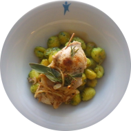 'Saltimbocca' vom Schwein mit Zwiebeln, Paprika, Knoblauch und gehobeltem italienischen Hartkäse(2,3,19,47) auf Basilikum-Gnocchi (15)