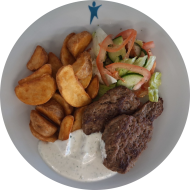 2 gegrillte Lammhacksteaks (15,81) dazu Joghurt-Kräuter-Dip (19) dazu Kartoffelspalten und Salatgarnitur